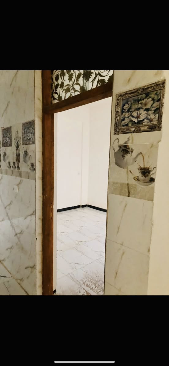 شقه جديده للايجار طابق ثاني مكونه من حولي وغرفتين ومطبخ وحمام الموقع الجريخي مقابل حسينيه اسد الله الغالب للاستفسار ***********
