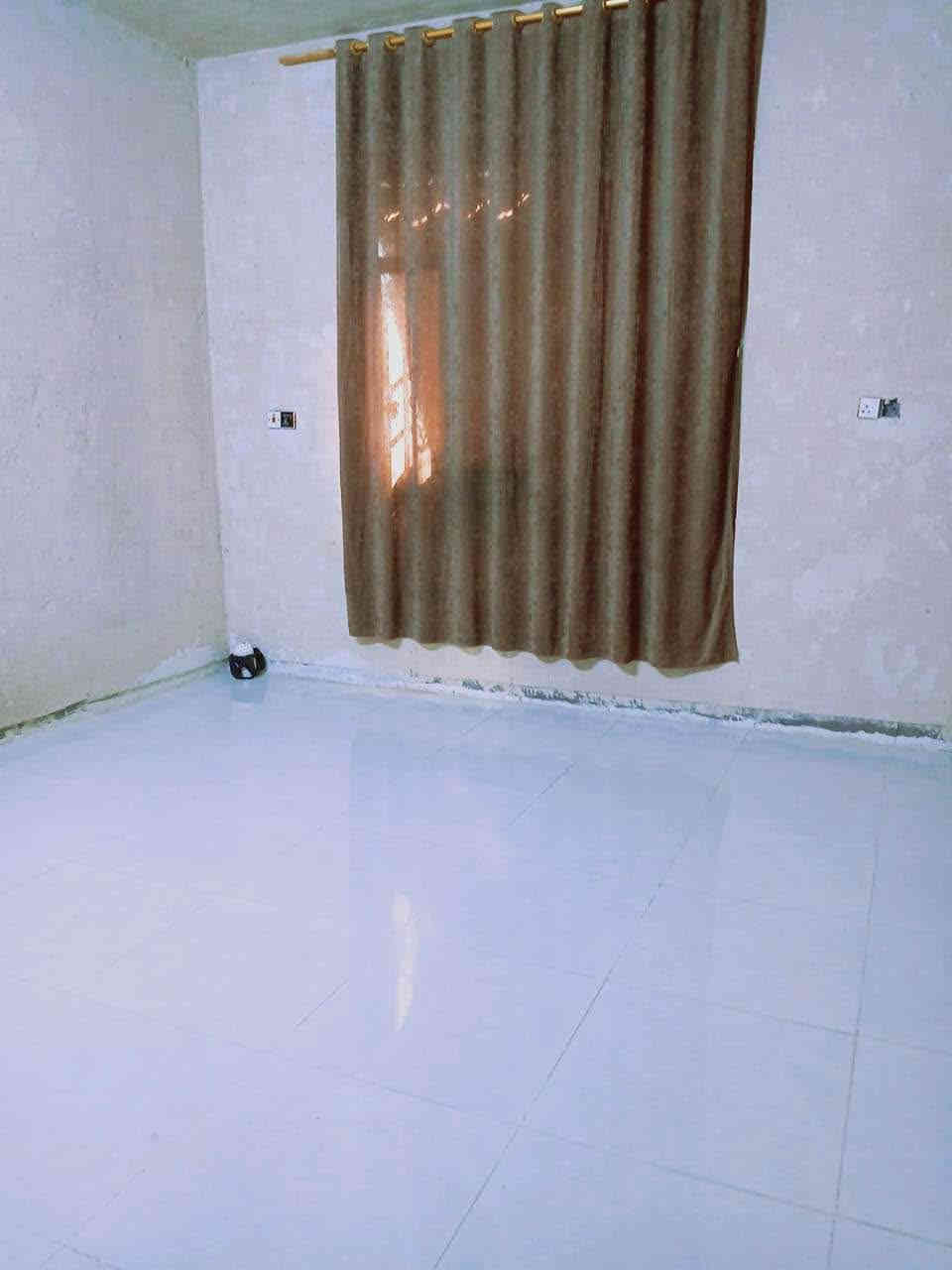 بيت مساحه ٢٠٠م واجهة ١٠ ونزال ٢٠بناء ٢٣ طابو زراعي سند ٢٥ وبي وصل معاملة تحويل جنس عقار 
محولة انترنت  المشروع الوطني مقابل الباب بالضبط وعن قريب محولة تنشد بالركن 
 البيت في ابي غرق شارع الامام حي السلام قطع هيثم الجبوري ثالث فرع ثاني بيت بعد الركن 
محتويات البيت غرفتين نوم الاثنين نفس القياس 4*4ونص وصالة مساحتها 5*8 واستقبال 5*6 ومطبخ 4ونص*4ونص  البيت مثل ما مبين بالصور بي نواقص   والدرج الواحهه موجودة والازارة 10سم أيضا موجودة  
نواقصه
بوب وأرضية كراج وواجهه والسطح فقط مزفت ينباع بنواقصه ياااريت فقط الشراي يتفضل يراسل أما الدلالين والي يجي ويسوالف بالمواقص بيجي افضل 
السعر 85 وبي مجال بسيط 
80 ما ابيع اخوان بلا احراجات بارك الله بيكم
رقمي *********** الهندية
