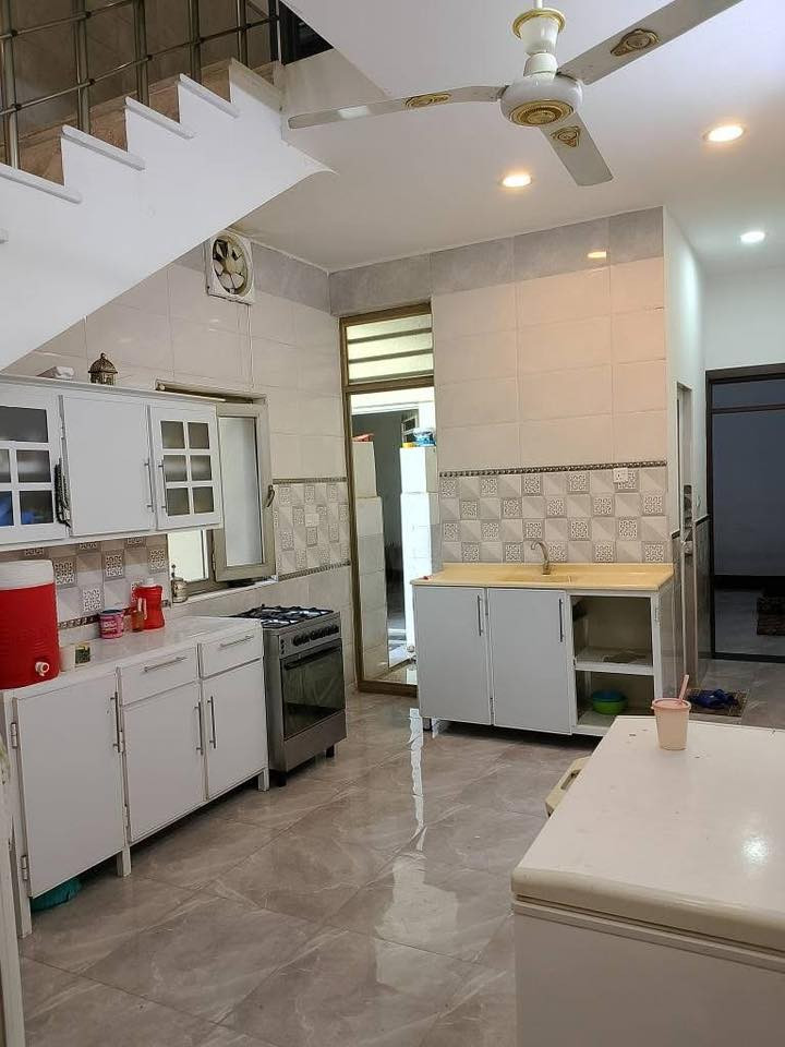 الدار للبيع المساحه 150 متر النزال 20 واجهه 7ونص على شارع 12 تبليط يحتوي على 5 غرف نوم+استقبال خارجي+ حديقه+ خدمات داخلي وخارجي + كراج 2  في المكاسب  حي النصر الاولى رقم الهاتف ***********
