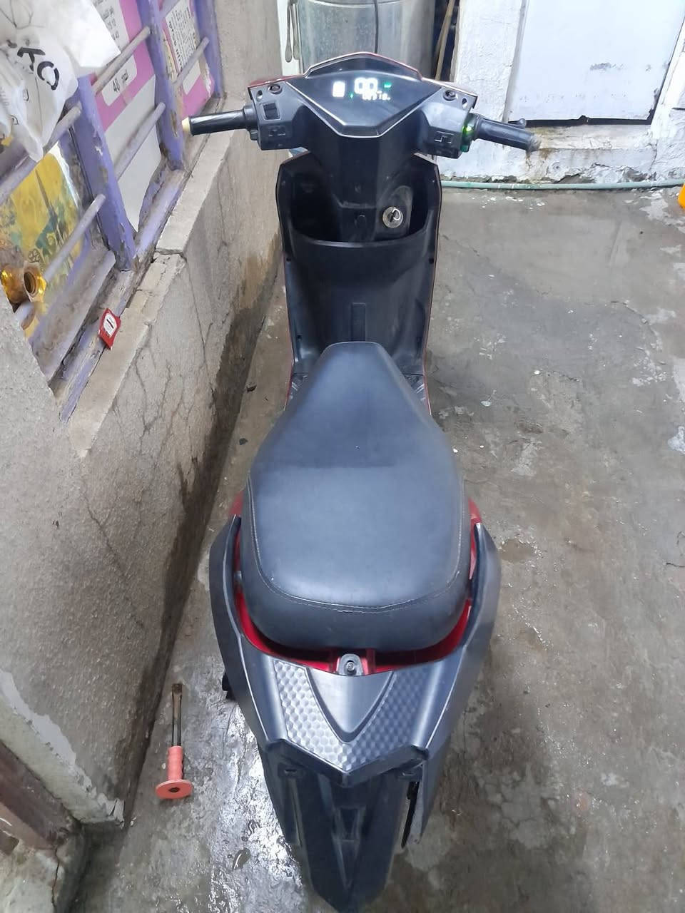 السلام عليكم دراجه سكنس شحن للبيع مكاني  بغداد البلديات كلشي ما ناقصه زوج مرايات بطاريات 5 كبار الدبل استعمال 3 أشهر بعد جديده ومكفوله السعر 500 الرقم *********** للتواصل واتساب فقط
