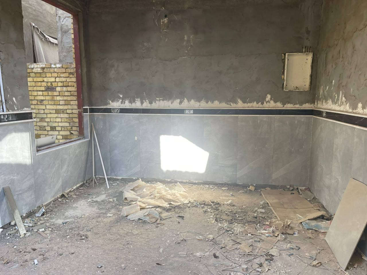 بيت للبيع في منطقة #الموقع_العسكري ركن على ساحة خضراء مساحة 200 متر
رقم القطعة بالالفين (كهرباء+مجاري+ماء)

مطلوب اسكان 45 (يتحول على المشتري) 
سعر النقد 78 بدون الاسكان 

السعر الكلي 123
للتواصل: ***********
