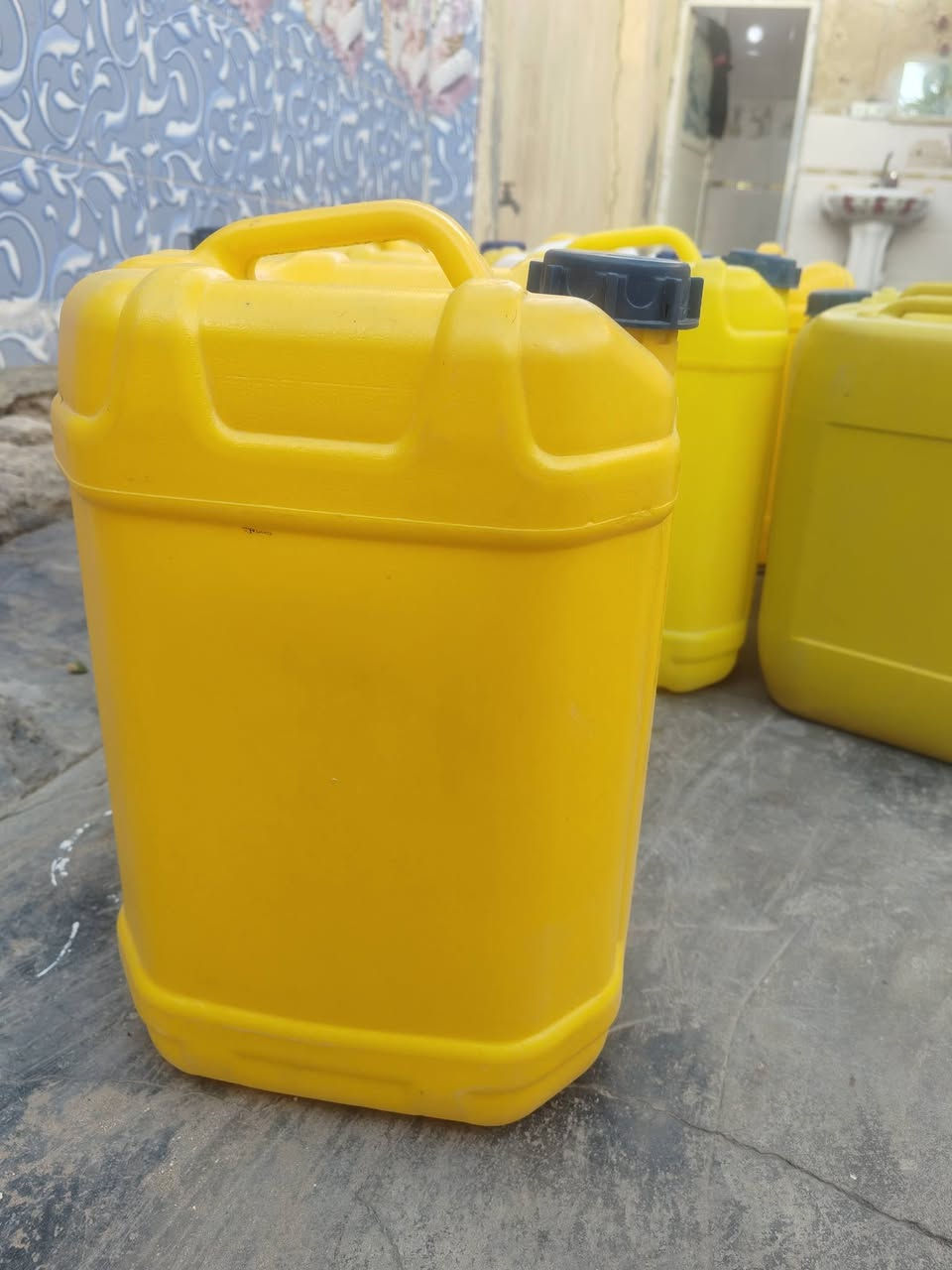 جلكانات نضيفه للبيع 20 لتر وجدد وقويات 
عندي مجموعه منهن اليريد يتصل أو يراسلني واتساب على الرقم الاثير 
***********
***********
