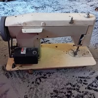 مكينه بولوني للبيع خياط عدل وزكزاك السعر ١٠٠ بيها مجال الفحامه ٠٧٧١١٧٨...