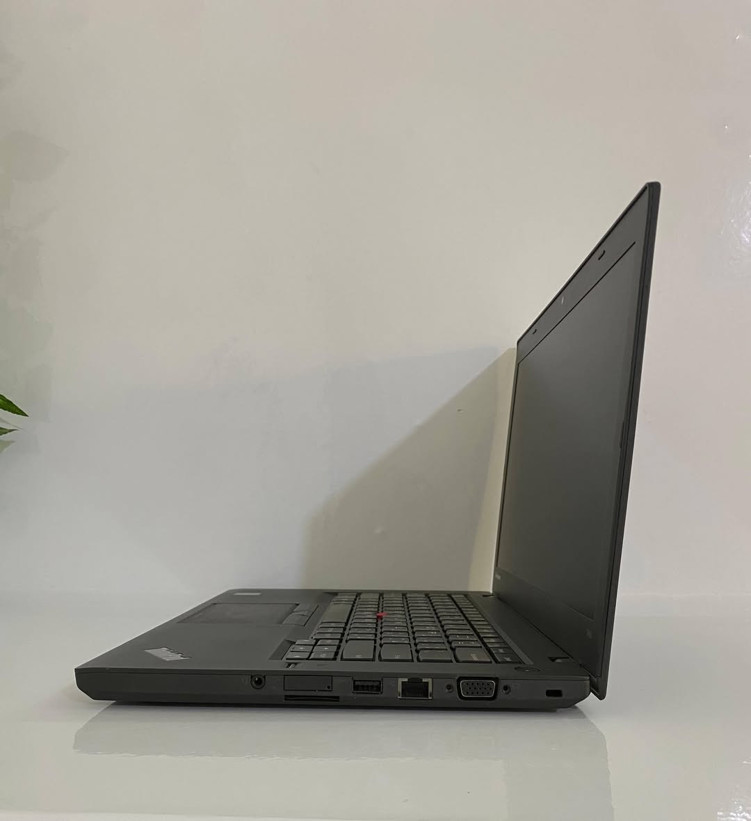لابتوب Lenovo ThinkPad T450
✨ أداء قوي للمكتب، الجامعة، التصفح، والمونتاج الخفيف ✨

🔹 المواصفات:
• المعالج: Intel Core i5-5th Gen فئة U — أداء موثوق وسلس ✨
• الذاكرة: 8 GB DDR3 — تعدد مهام ممتاز 📊
• التخزين: 256 GB SSD — تشغيل أسرع وتحميل فائق 🚀
• شاشة 14 إنش — حجم مثالي للعمل والترفيه 💻
• بطاقة رسوميات Intel مدمجة 4 GB — مناسبة للبرامج الخفيفة 🎨
• كيبورد عربي-إنكليزي بإضاءة ليلية — راحة أثناء العمل في الظلام 💡

🎁 الهدايا:
🧳 حقيبة + 🔌 شاحن + 🖱️ ماوس + 🖱️ باد
📦 تغليف احترافي

🛠️ الضمانات والخدمات:
✔ فحص كامل قبل الإرسال
✔ فحص كامل قبل الاستلام والدفع
✔ ضمان 7 أيام استبدال في حال وجود خلل مصنعي
✔ جاهز للاستخدام مباشرة

📍 الموقع: بغداد الأمين الثانية

🚚 التوصيل متوفر إلى أي مكان / جميع المحافظات

📱 للحجز واتساب: ***********

💰 السعر: 185,000 دينار عراقي
✨ خيار ممتاز للعمل والدراسة والاستخدام اليومي بكل سلاسة! ✨
