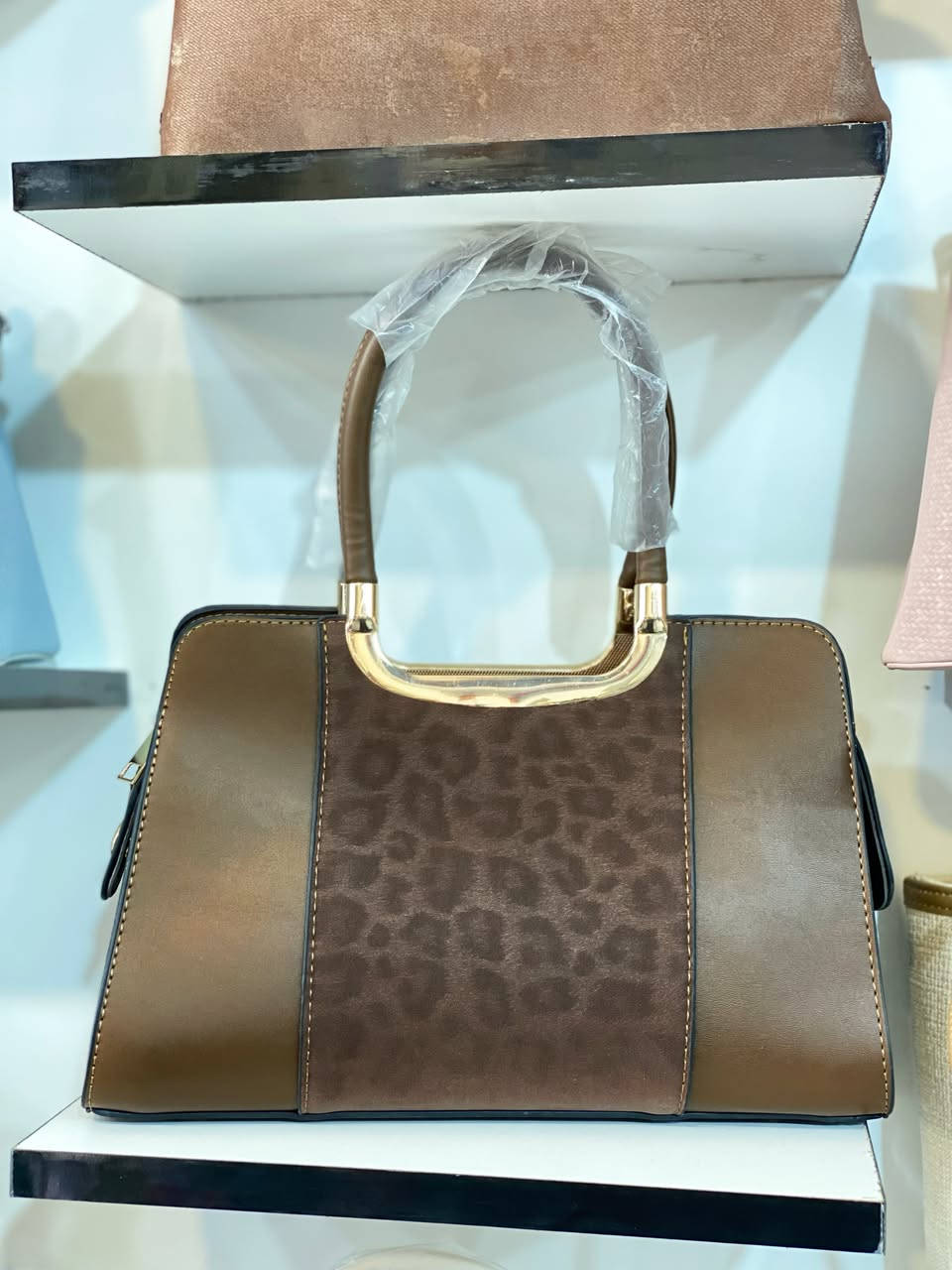 حقيبة يد "Fashion & Bags" بنية اللون تتميز بملمس مخملي وزينة زهرة فضية معلقة 
ماستر كواليتي ♥️


**إذا كنت صاحب هذا الإعلان وتريد حذفه لأي سبب، رجاءا أرسل رسالة إلى الدعم الفني**