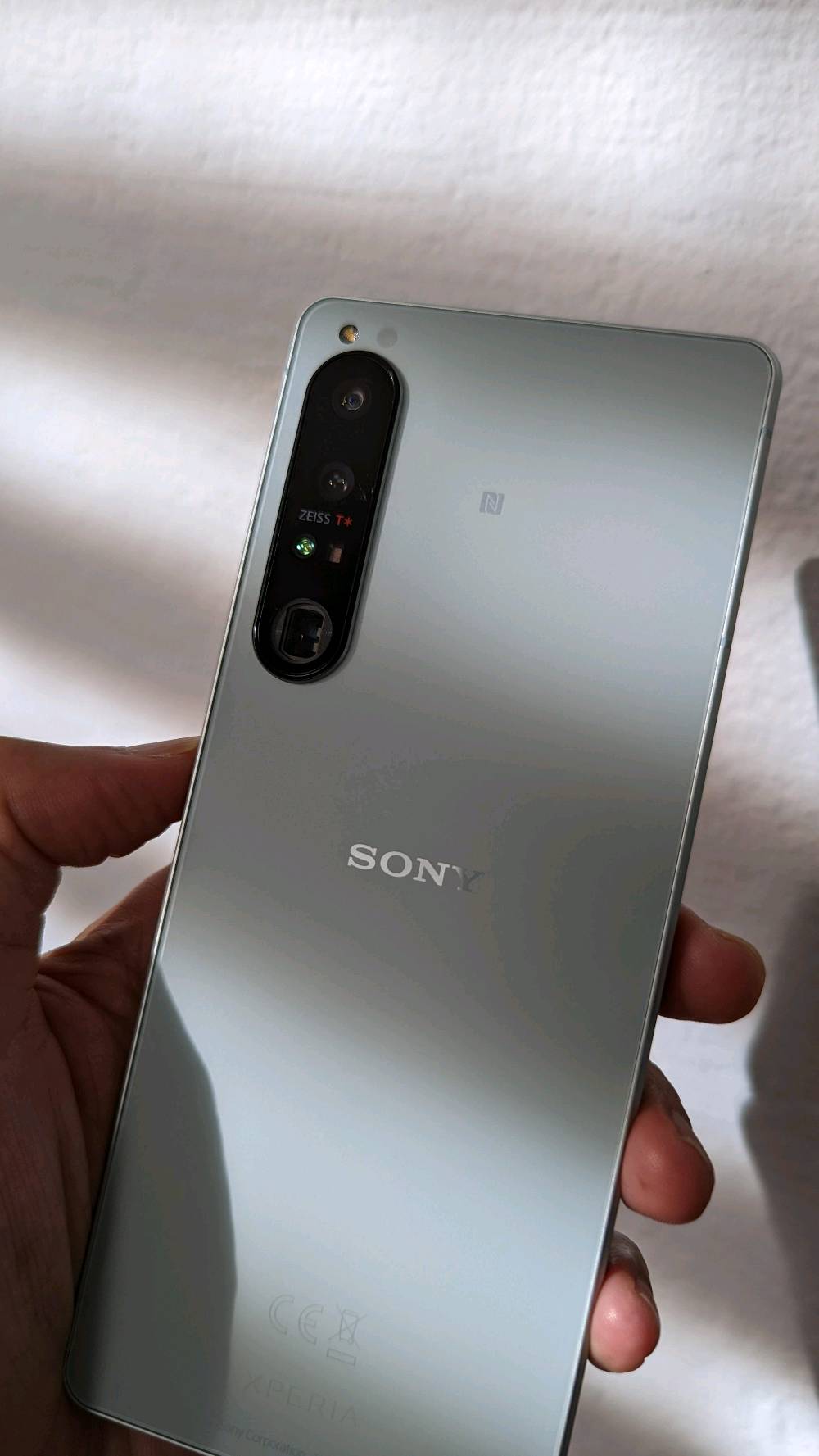 سوني 1 مارك 4 نظافة 100% ذاكرة 256 رام 12 سيمكارت وesim مع كفر ولاصق شاشة  بي فقط طبع بالشاشة جدا خفيف للبيع السعر 250 او مراوس عنواني بغداد ماعندي توصيل اي استفسار عالرقم *********** 