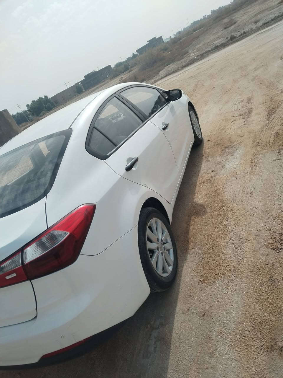 سلام عليكم سيراتو للبيع 2016 رقم بغداد دولي بسمي ماشيه 100 حقيقي مكفوله من الفتح وتبديل فقط قبق جنطه صبغ  كير محرك حداديه وتخم تاير تبريد جديده جاهزه من كلشي سعره 128 وبيه مجال بسيط ال شراي
مواصفات سياره
 داخل لونين 
مري شفط
تحكم ستيرن جهتين
لدا نهاري
حساسات
بلاجكتور
ويل كب
يدات ستيل
 ريموت 

 مكان سماوه اي استفسار اتصال ***********
