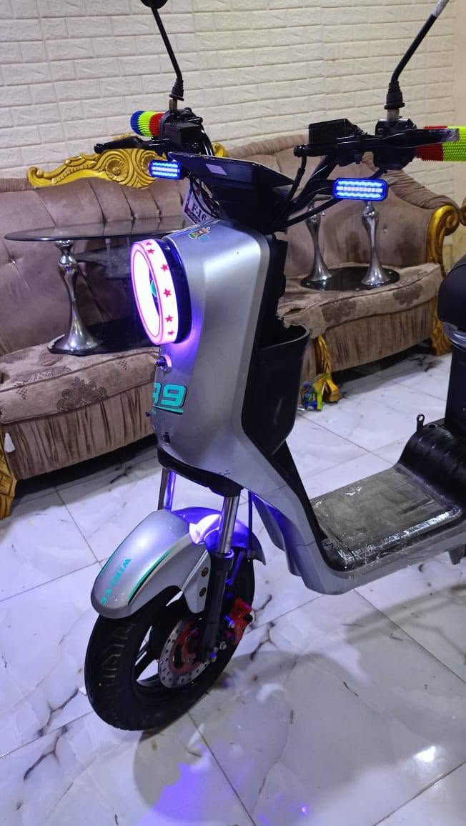 من رخصه صاحب المنشور دراجه شحن ار 9لون رصاصي مديل 2025فول نظافه بطاريات جدد كبار 33 امبير 4 بطاريات  كلش سريعه سويج وكارت تشغيل شاحنه اصليه سعر 300 الف قفل مكان البصره الجنينه ع رقم ***********
