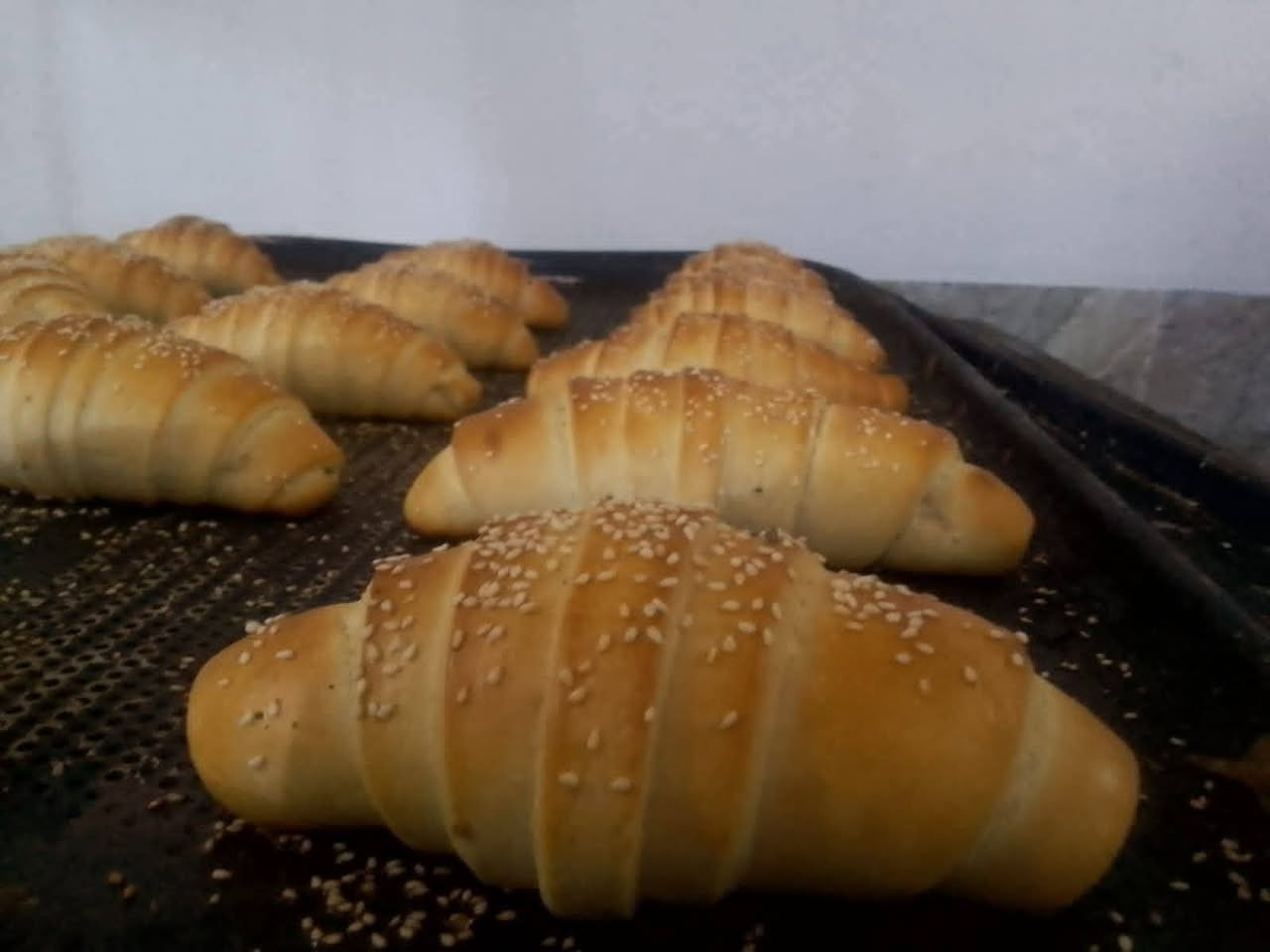 سلام عليكم خلفه صمون وجرك وفطائر وكب كيك ودونات وشعير وكرواسون بحاجه الى عمل تصال  على الرقم ***********
