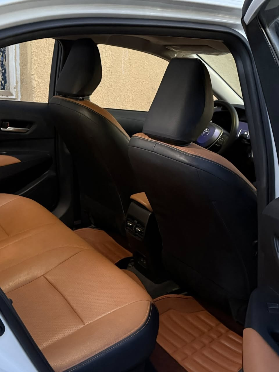 السلام عليكم (رمضان كريم )
من رخصت الادمن 
كورلا هايبرد (العلامه الزركه)
موديل 2024 
رقم بغداد 
المواصفات معروفه 
مكينه كير حداديه كلها جديد
السياره ع وضع الشركه 
السعر 148
للاستفسار ***********
