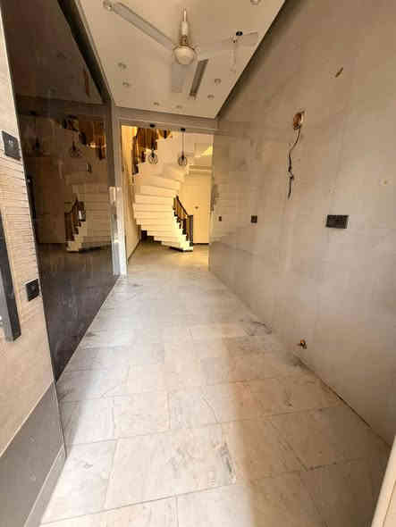 #الجميع 
للايجار للايجار 
130 متر مودرم ثلاث غرف نوم جديد 
***********
***********
