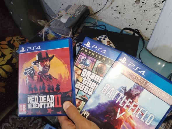 بلي 4 سلم لوك ستيكر شرط تفحص اذا مفتوح يرجع 
ويا جوستك ثنين والعاب 4 مثل ما وضح بل صوره لعبه الرابعه كل اوف ديوتي  قرص داخل البلي وبيس ٢٦ نازله داخل البلي للبيع سعر ٢٢٥ مكاني بغداد بسمايه 
***********
