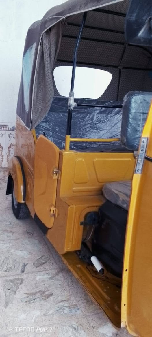 تكتك 
للبيع موديل ٢١ شهر ١يوم١٧ كشره نضيفه المحرك مجفت شركه عنوان العماره مكلف بالنشر  رقم ***********
