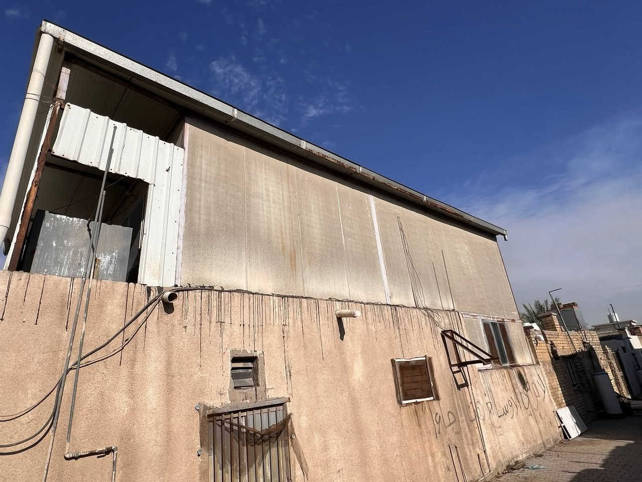 السلام عليكم بيع مستعجل ساندويچ بنل بيت بمساحة 70 م
يحتوي على غرف عدد 2 وحولي 

شبابيك 3 وباب اللمنيوم 

تغلييف كامل 

السقف يحتوي على قطعتين ومرده امطار 

باب خشب عدد2 

كما موضح في الصور 

حديد قالب كامل مع سطح جينكو 
تاسيس كهرباء كامل 

سقيفه خارج البيت جينكو 
ابيع الساندويج والحديد وكلشي كامل شلع 

العنوان بغداد الدورة 

للاستفسار الاتصال على *********** واتساب
