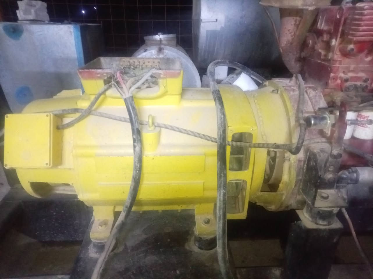 مولد افيكو 175كيفي المحرك عاطل يرشح دهن م̷ـــِْن السوبر. راس توليد شغال. *********** عامريه الفلوجه
