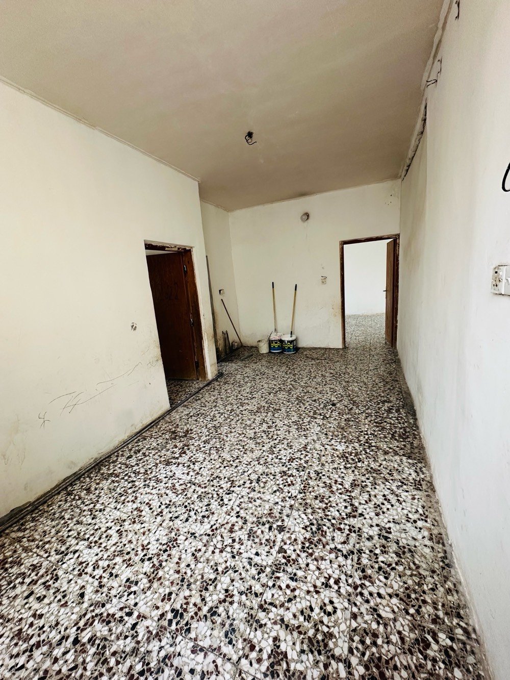 الدورة ابو دشير 
شقة للإيجار غرفة و استقبال و مطبخ على هول و صحيات 
يوجد فيها كهرباء و سحب مولد و ماء اسالة موجود و ماء تانكي موجود و سخان موجود الشقة جاهزة 