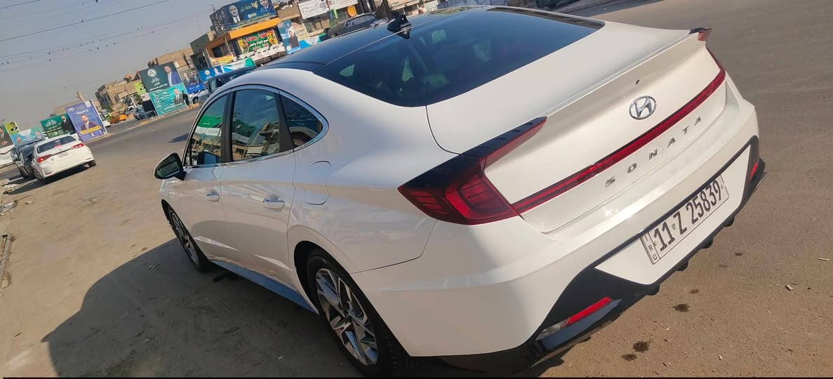 سلام عليكم 
سوناتا مواصفات SEL
بنوراما 
تشغيل عن بعد 
داخل ابيض 
بصمة تشغيل 
شاشة كبيرة 
عدادات ديجيتال 
تبريد شاشة 
تدفئة كشنات 
كرسي كهرباء 
نقط عمياء 
رادرات تحديد المسار 
السيارة جديدة وصور الحادث بلمنشور وجتي من امريكا بيها البابتين نفس الصفحة كلير 
السيارة بدون بارد بدون شخوط
والسيارة مشت بلعراق بس 2000 كيلو 
موديل 2023 
بسمي سنوية  😅
*********** بغداد, العراق
