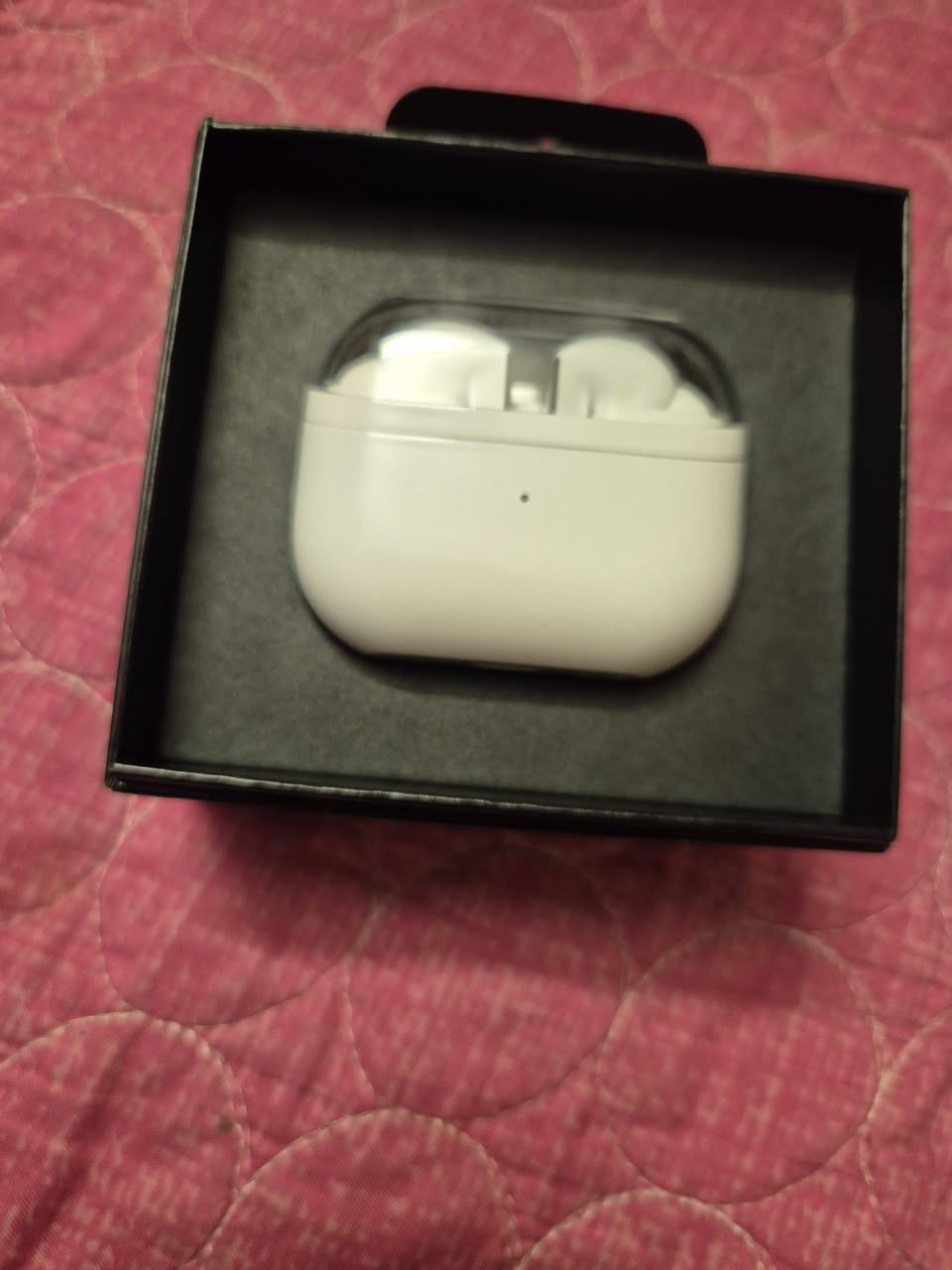 السلام عليكم سماعه سامسونج بودز 3 برو جديده مجرد مفتوحه من الكرتون مشحونه مره واحدة فقط  للبيع سعر 150 قفل العنوان بغداد الزعفرانيه للاتصال***********
