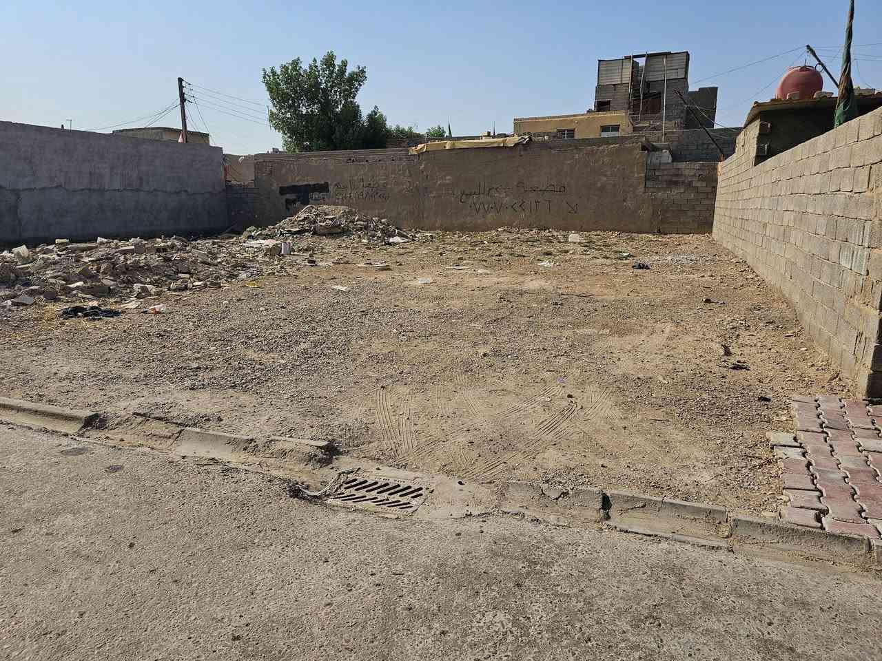 قطعة ارض للبيع 200 متر 20×10، البحث العلمي نهاية شارع المولدة مال اسماعيل الشمري
صاحب القطعة محمود الفريداوي *********** 
السعر 50 م
