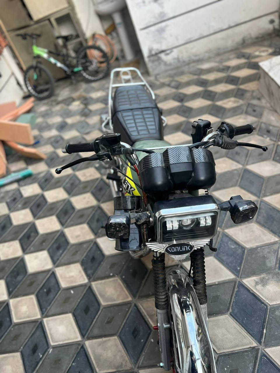 سلام عليكم دراجه سيفان 5كير نضيفه كهربائيات شغاله مكينه ماشاء الله نضيفه الدراجه مابيها اي نقص ماشيه
7،000 شاشه شغاله الدراجه كامله من كلشي بس الستان الجبير مكسور السعر 950بيها مجال بصيط العنوان بغداد الكاظمية رقم***********
