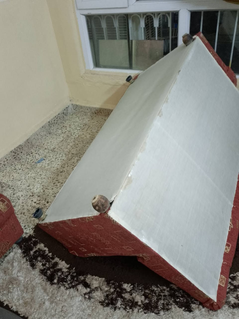 قنفات ديوان 3قطع مع ميزجام للبيع خشب عراقي قديم الطول 5امتار السعر 150000الف الاتصال ب***********
