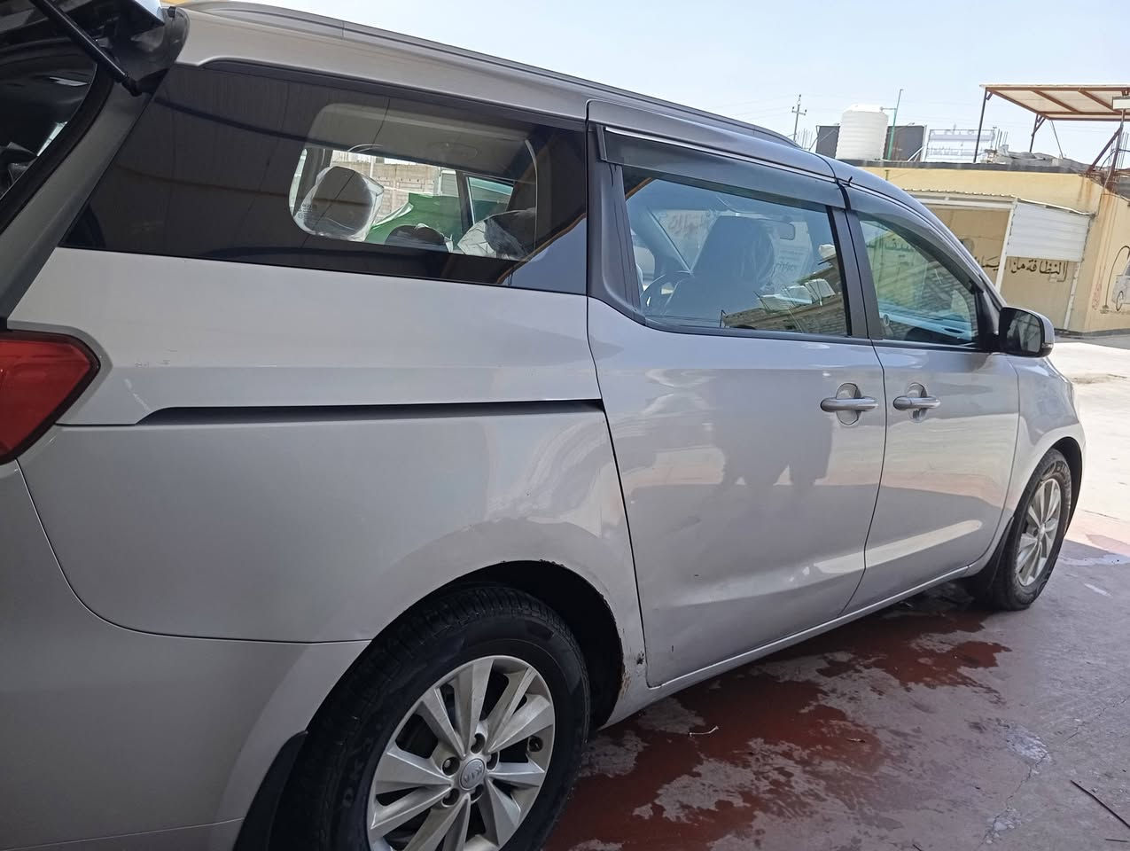 كيا كرنفال للبيع موديل 2018 كوري ماشية 130 السيارة انطخت عندي بل جاملقات الخلفية مواصفات عادية الاستفسار ***********
