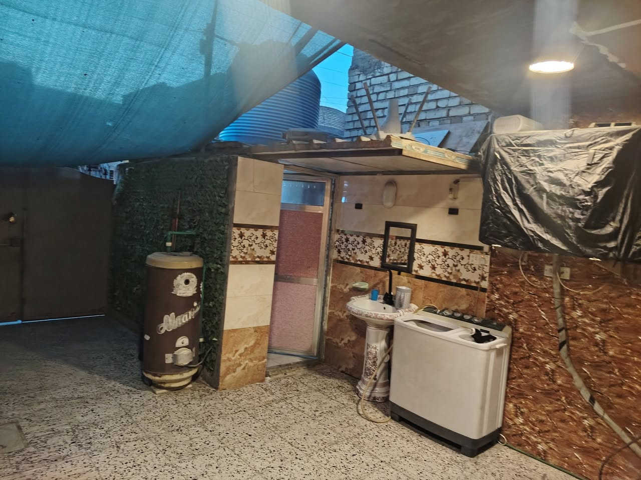 دار للبيع طابو صرف المساحه 75 واقع حال 80 يتكون من طابقين الطابق الاول كراج وصاله كبيره وحولي خدمات حمام ومطبخ. والطابق الثاني غرفتين وبالكون وبيتونه ومخزن وسطحين. ترميم 2022 تأسيس ماء مجاري كهرباء جديد البيت كوله مجدده سيراميك بورسلين .مكاني الشعب الجمعيات نهايتة شارع 25 السعر 130 وبي مجال قليل للاستفسار الاتصال م ***********
