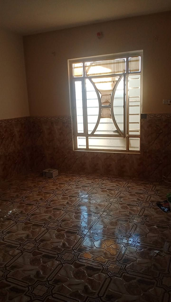 مشتمل للايجار طابق ثاني بل قطاع بشارع الهلال لحمره يحتوي على صحيات وحمام وعدد ثنين غرف نوم ومطبخ وصاله وصطح كبير المساح 125الستفسار التصال على رقم ***********
