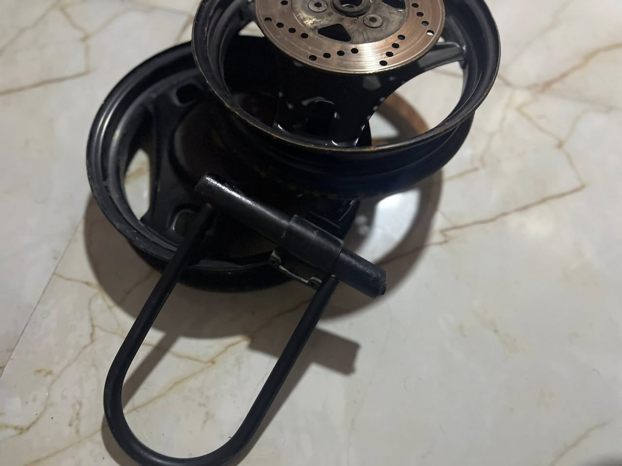 سلام عليكم صالنصه+وياله+قفل بدون مفتاح للبيع مكان مركز مدينه رقم***********
