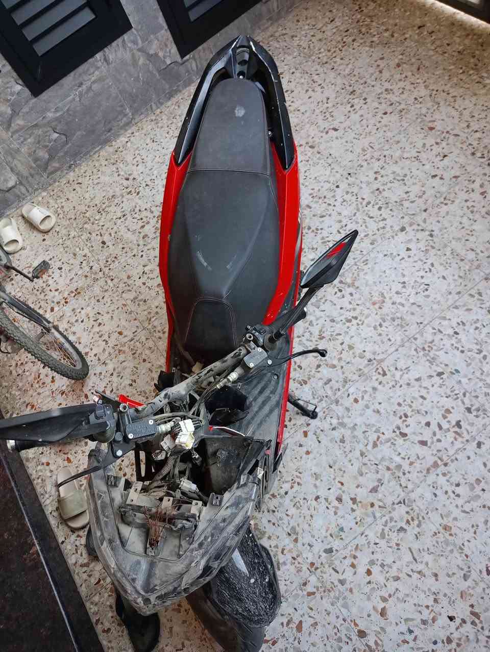 سلام عليكم
دراجة شحن للبيع 
بطارياتها منتهيات + الكفر الامامي متفلش
الكهربائيات كلهن شغالات + الشاشة مالتها موجودة بس انا جنت شالعها بلصورة ٫ العقل سليم
الماشة مال دراجة مصلحة 
الدراجا ملفها 2000W حقيقي وسرعتها 80 وبيها 3 نمر
عوزها بطاريات وكفر جديد
السعر 180 الف وبيه مجال بسيط
للتواصل ***********
