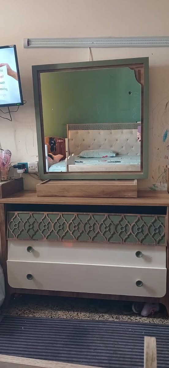 غرفه نوم تركي 7 قطه نظيفه للبيع مستعجل *********** السعر 300 وبيهه مجال
