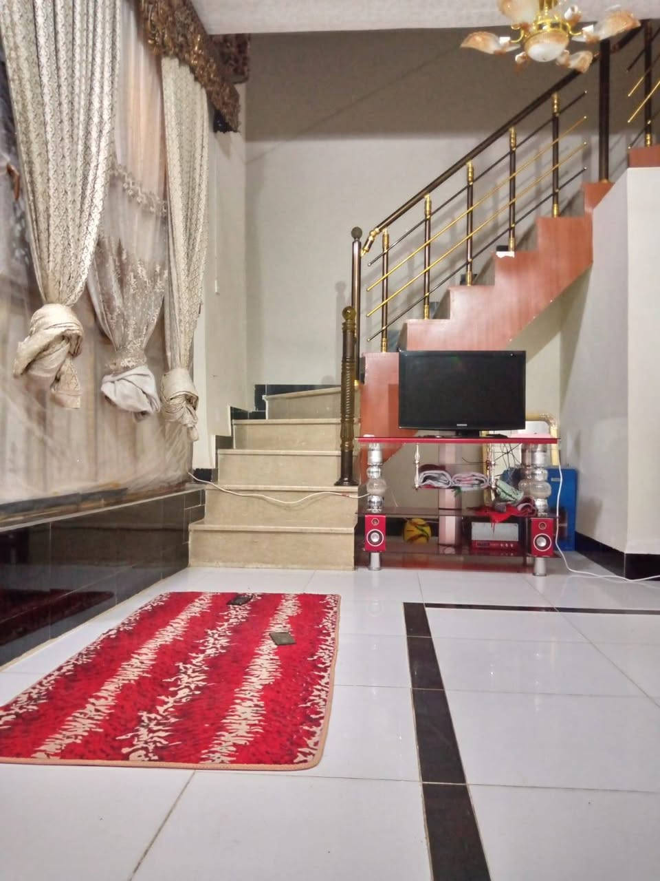 يوجد بيت يباع نقداوعلى المبادره  نهايه شارع الوكفه القديم مساحه 109 طابقين واجه 10 نزال 11 يحتوي على صاله غرفه نوم براني مطبخ مغاسل داخليه وخارجيه بناء جديد الطابق الاول  الطابق الثاني غرفه نوم وصاله عكاده
***********
