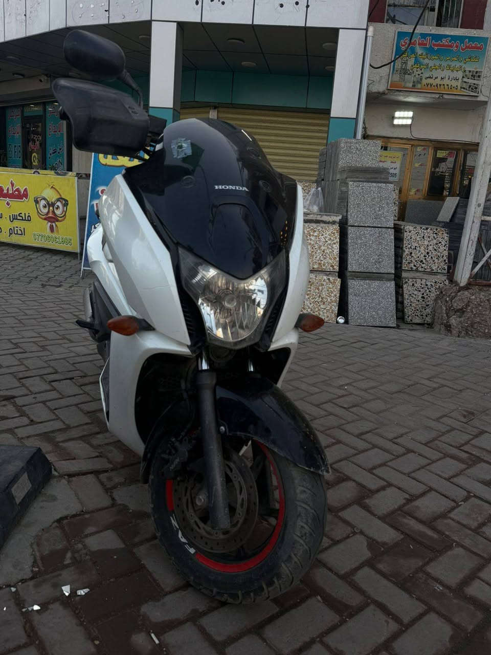 للبيع: هوندا فازا (Honda Faze 250) ياباني
دراجة غنية عن التعريف،
• المحرك: 250 CC ناعم 
• تبريد: راديتر (ماء) - حرارة مستقرة.

📍 المكان: سبع اقصور 
💰 السعر: مليون ٣٥٠ وبي مجال
📞 للتواصل: ***********
"الدراجة مال جناي وجاهزة

