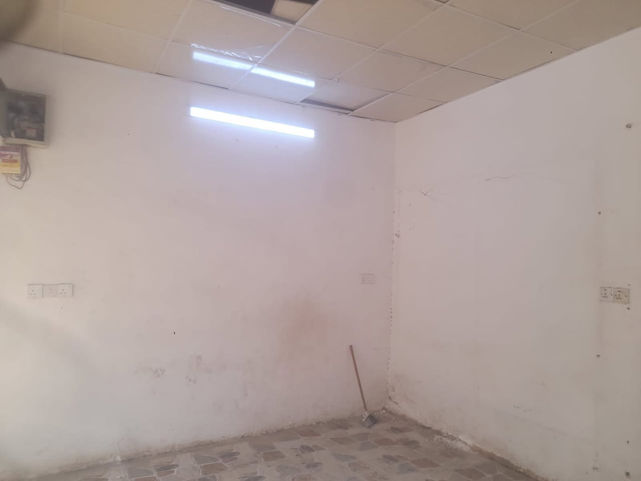 📣 محلات تجارية مميزة للإيجار في بغداد – البلديات (بسعر مناسب جداً)
العنوان الدقيق: بغداد، البلديات، شارع 20، مقابل حسينية خديجة (موقع حيوي ونشط تجارياً).
📐 تفاصيل ومواصفات المحلات:
 العدد: محلّين (متوفر للإيجار معاً أو منفصلين).
 الأبعاد للمحل الواحد: الواجهة 5 متر | النزال 4 متر (مساحة مريحة وعرض مميز).
 التجهيز الداخلي:
 سقف ثانوي حديث.
 الجدران (تبييض مشيني) نظيف وجاهز.
 واجهة جام خانة كاملة وحديثة تمنح المحل إطلالة مميزة.
💰 سعر الإيجار:
 200 ألف دينار عراقي فقط للمحل الواحد شهرياً!
للاستفسار ***********_***********
