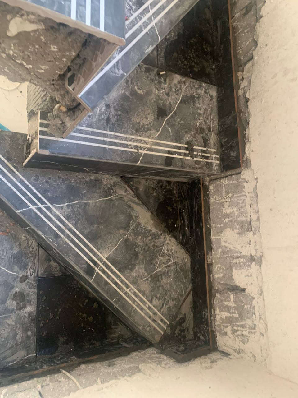 بيت 100  متر طولاني طابقينبناء حديث زراعي واجهة 5. بي نقص ابواب وشبابيك وشتايكر وسقوف يحتوي طابق الارضي كراج استقبال مطبخ حمامات غرفة نوم ومنور والطابق الثاني هول صغير وغرفتين نوم وحمامات موقع البيت منطقة الحمزلي الي يريد السعر يتفضل عالخاص او اتصال بالرقم  *********** 
***********
