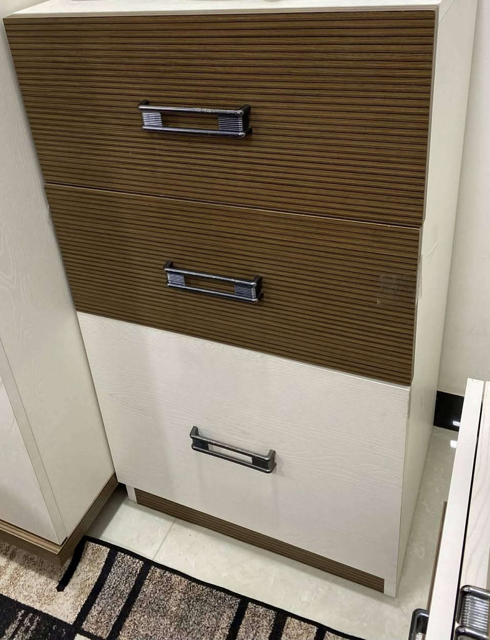 #غرفة جديدة للبيع
استخدام قليل 
مكونة من ٨ قطع 
مع دوشك طبي ٣ طبقات الحجز والاستفسار مراسله الصفحة @إشارة


**إذا كنت صاحب هذا الإعلان وتريد حذفه لأي سبب، رجاءا أرسل رسالة إلى الدعم الفني**