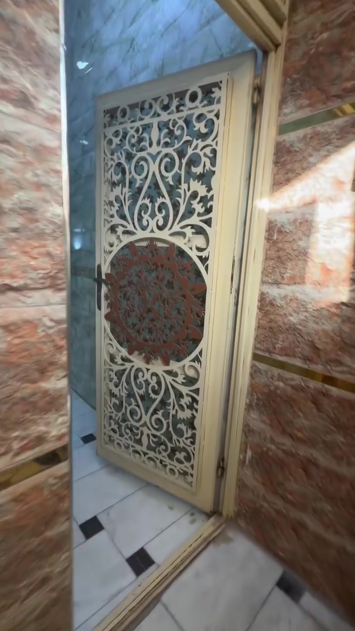 دار للبيع المساحة ١٠٠م الواجه /٥
م /والنزال /٢٠ م بناء درجه اولى /
الطابق الاول استقبال +صاله + حمام داخلي +منور +غرفة نوم +حمام
خارجي / ارضية الطابق الاول
مرمر / الطابق الثاني /غرفتين نوم +صاله +حمام داخلي +منور/
ارضية الطابق الثاني بورسلين ناشف
/البيتونه كبيره جدا تصل x/
مخزن // العنوان البلديات قرب
شارع المصرف منطقة سيد صلاح
رابع فرع خلف جامع سيد صلاح
المكصوصي // نوع الارض طابو
زراعي
للاستفسار الاتصال على الرقم
(***********)
