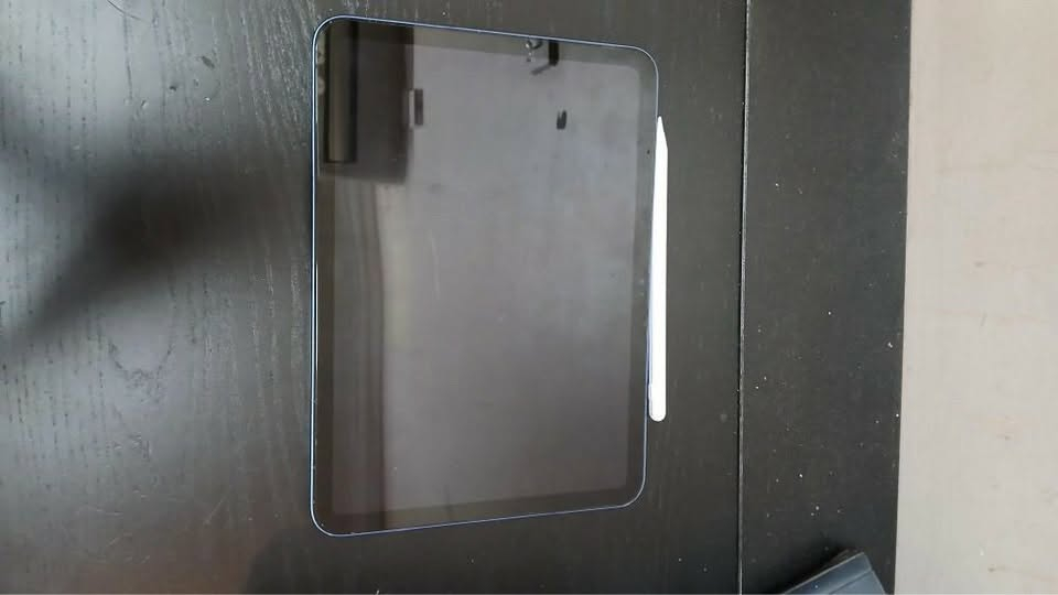 للبيع iPad 10 (الجيل العاشر) 📱

* اللون: أزرق (Blue)
* السعة: 64GB
* نسخة Wi-Fi
* نضافة: 90%
* شاشة 10.9 إنش Liquid Retina
* معالج Apple A14 Bionic
* Touch ID
* منفذ USB-C
* يدعم Apple Pencil
* الجهاز شغال بكفاءة وما عليه أي مشاكل تذكر.

💰 السعر: 425,000 دينار عراقي (قابل للتفاوض بالمعقول)

📲 للتواصل واتساب:***********
