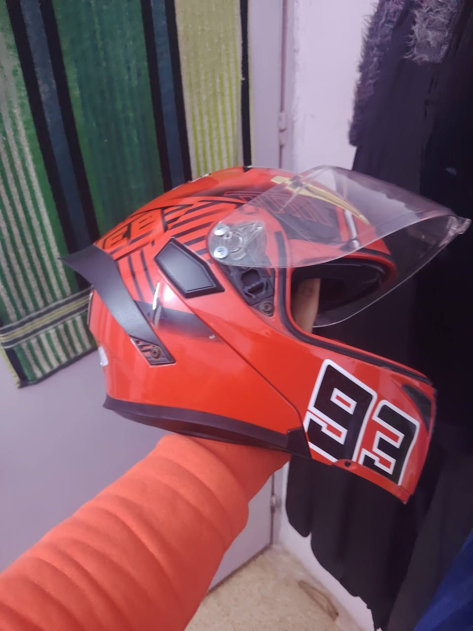 شباب خوذه قياس L سعرها 35 وبيها مجال***********
