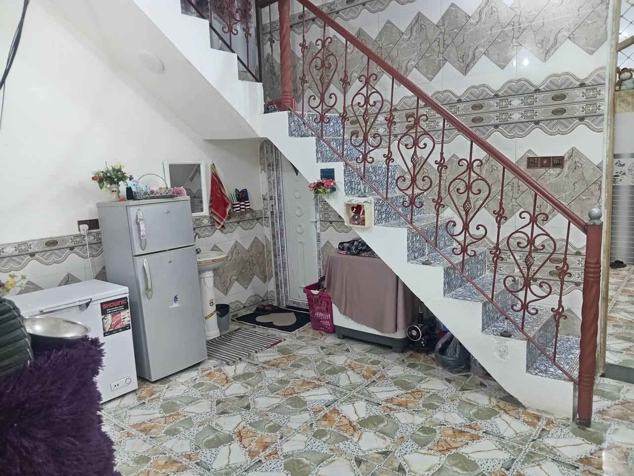 مشتمل للبيع 100 متر 5* 20 منطقة الشهداء قرب حسينية قمر بني هاشم يتكون من غرفه نوم ومطبخ وهول واستقبال بسمي اني صاحب العقار السعر 95 وقابل للتفاوض سنة البناء 2023 للستفسار على الرقم ***********

