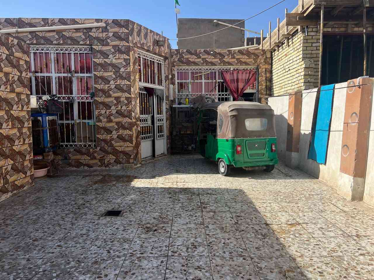 دار للبيع طابو صرف المساحة 150م بالسند واقع حال 200م العنوان الحمزة الغربي حي الاصدقاء قرب مولده عامر فواز مقابيل المتنزه أو ساحة ناجي الجديدة على الشارع التبليط يتكون من غرفتين وصاله ومطبخ واستقبال وصحيات خارجية وكراج سيارة السعر 70 الاستفسار الاتصال على الرقم *********** البناء طابوك والسطح عكاده
