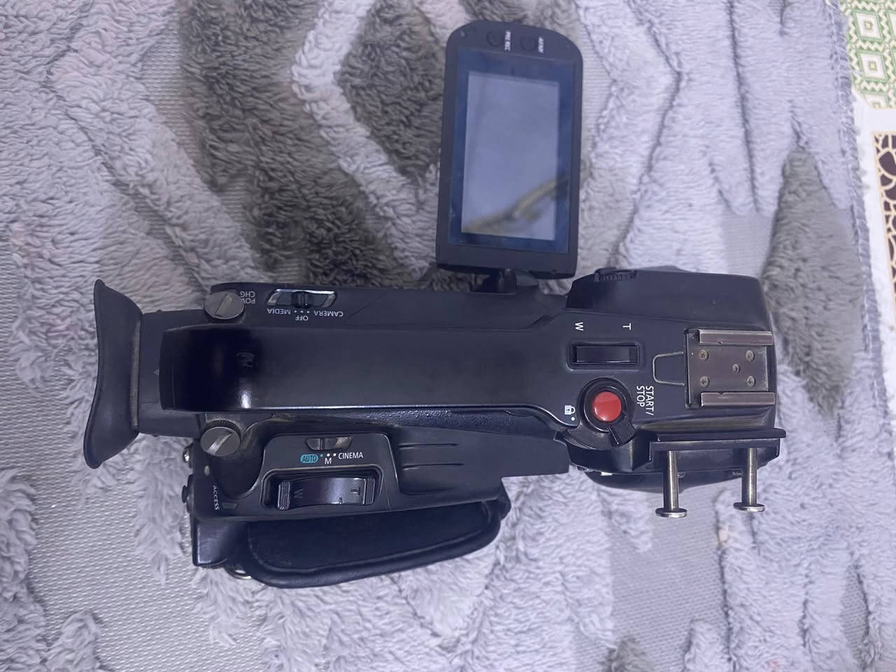 السلام عليكم كانون xa15للبيع
المواصفات الفنية التفصيلية لـ Canon XA15:
التصوير: مستشعر HD CMOS Pro دقة 2.91 ميجابكسل، قدرة على التصوير في الإضاءة المنخفضة بـ 0.1 لكس.
العدسة: زاوية واسعة 26.8 مم مع زووم بصري 20x، وفتحة دائرية سريعة.
الفيديو: تسجيل Full HD (1920x1080) بـ 60 إطاراً/ثانية بتنسيق MP4 أو AVCHD.
المنافذ (المخارج): مخرج SDI (يتميز بها هذا الطراز عن XA11)، HDMI، ومخرجات مركبة (Composite).
المعالج: DIGIC DV4 لتحسين جودة الصورة والألوان.
التخزين: فتحتان لبطاقات الذاكرة SD/SDHC/SDXC.
الشاشة: شاشة LCD تعمل باللمس مقاس 3 بوصات.
الصوت: مدخلين XLR للميكروفونات الاحترافية. 
#السعر 900 للاستفسار نتصال على رقم 

‭٠٧٨١ ٣٦٤ ٣٦٩٤‬
‭+٩٦٤ ٧٧٦ ٦٥٨ ٩٧٦٠‬
