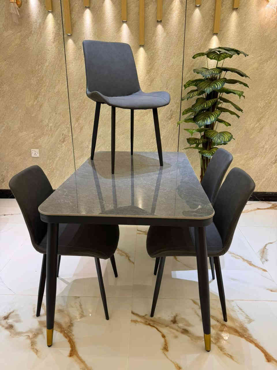 ميز طعام 4 كرسي الاصلي تركي مرمر درجةً اولى العنوان معرض ضياء شارع الخليج مقابل مرطبات زهرة الخليج ***********
