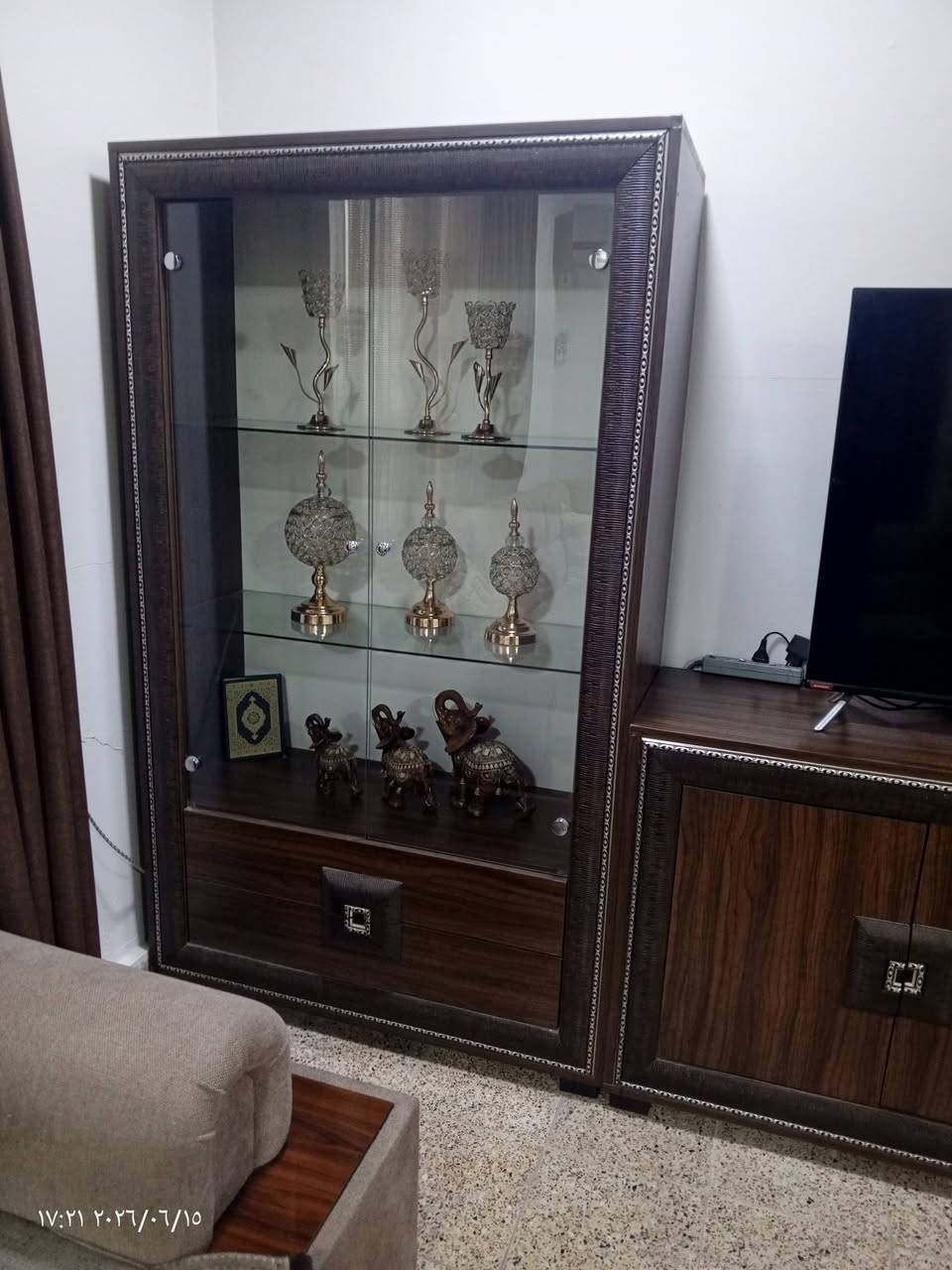 السعر ٢٥٠ وبي مجال اربع قطع ٢ فاترينى و٢ بوفيه
للتواصل خاص


**إذا كنت صاحب هذا الإعلان وتريد حذفه لأي سبب، رجاءا أرسل رسالة إلى الدعم الفني**