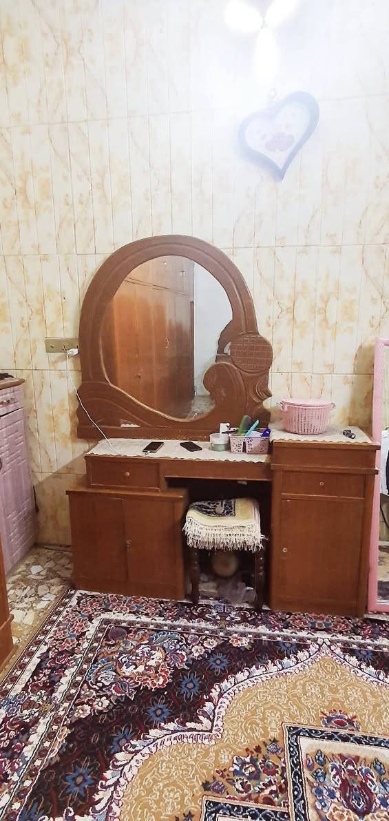 سلام عليكم غرفه نوم تسكام السعر ٣٥٠الف وبيها مجال بسيط الاتصال على الرقم ***********
