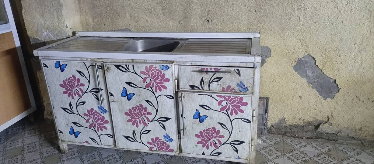 سلام عليكم  غراض كافتريا للبيع جام خانه عدد 2وطباخ ابو عينين وسنك متره ونص معه مكينه ثرم  حجم 32
للستفسار ***********
