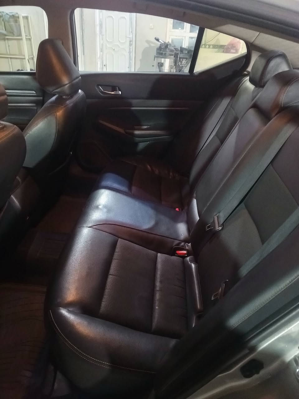 السلام عليكم 
🚗 للبيع | نيسان التيما 2020 SR

✔️ الموديل: 2020
✔️ الفئة: SR (سبورت)

المواصفات:

- محرك 2.5 لتر اقتصادي وقوي
- ناقل حركة أوتوماتيك CVT
- تشغيل بصمة + تشغيل عن بُعد
- فتحة سقف
- مقاعد جلد
- شاشة لمس مع Apple CarPlay وAndroid Auto
- كاميرا خلفية
- حساسات أمامية وخلفية
- رادار أمامي، تحذير الاصطدام، ومثبت سرعة ذكي
- نظام مراقبة النقطة العمياء
- جنوط رياضية 19 إنج
- إنارة LED
- مكيف ممتاز

حالة السيارة:
✅ الضرر فقط قطعتين صبغ (البنيد والجاملغ جهة السائق) بدون أي ضرر بالداخل
✅ رقم بغداد باسمي
✅ السيارة نظيفة وجاهزة للاستخدام

📍 الموقع: ديالى – بعقوبة
💰 السعر المطلوب: 129 (قابل للتفاوض بالمعقول)
📞 للاستفسار: ***********
