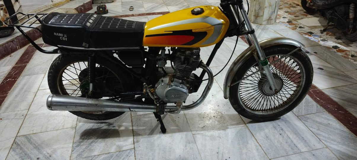 سلام عليكم دراجه ايراني للبيع ادوات كلشي شغال بيه ما ناقصه اي شي  السعر 325وبيه مجال   بيه عيب واحد الصره  الي من جوه ملغيه اذا تبدل دهن صفح المكان قرنه بني منصور واتساب ***********
