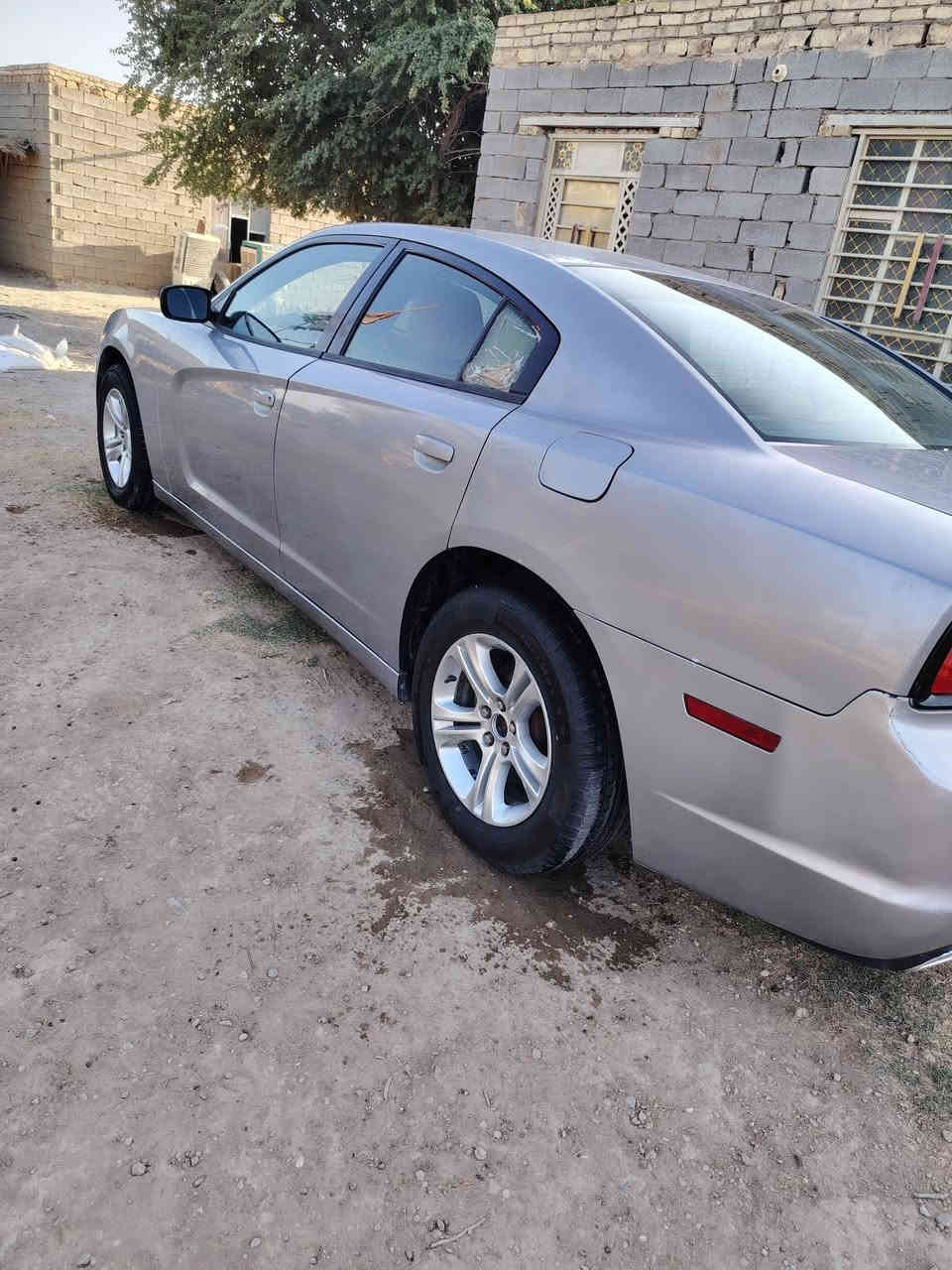 السلام عليكم     موديل ١٤ اصل رقم بغداد سنويه جديده السياره بيه بابين صبق بدون ضربه داخليه مكينه وكير وتبريد حداديه وطخم تاير كير عصه مكينه ٣٦٠٠جاهزه من كل النواحي  ***********  هذا رقمي الشراي يتصل السعر ١٤٥  مكاني قضاء النصر
