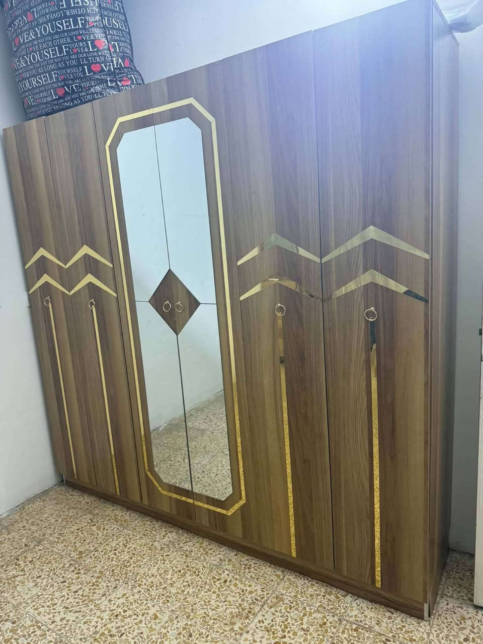 سبلت واحد طن 350 انفيرتر جديد
غرفه نوم نضيفه بدون ضرر357
كاونتر 3قطع خشب 200
طباخ شغال ونضيف 75 
بنكات عدد3 لوحده ب25
صوميه خشب ثقيل ب50

العنوان بغداد الامين 
يوجد توصيل حسب الاتفاق
***********
